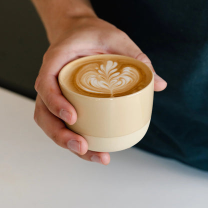 https://cdn.shopify.com/s/files/1/0920/8548/5951/files/Latte_koffie_kopje_vanilla_02.webp?v=1760039750