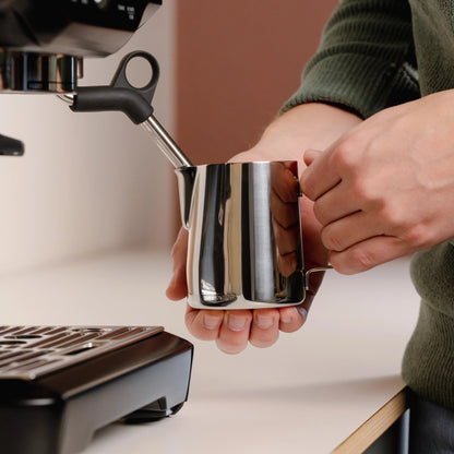 https://cdn.shopify.com/s/files/1/0920/8548/5951/files/Melkkannetje-latte-art-Essentials-350ml-rvs_01.webp?v=1760094599