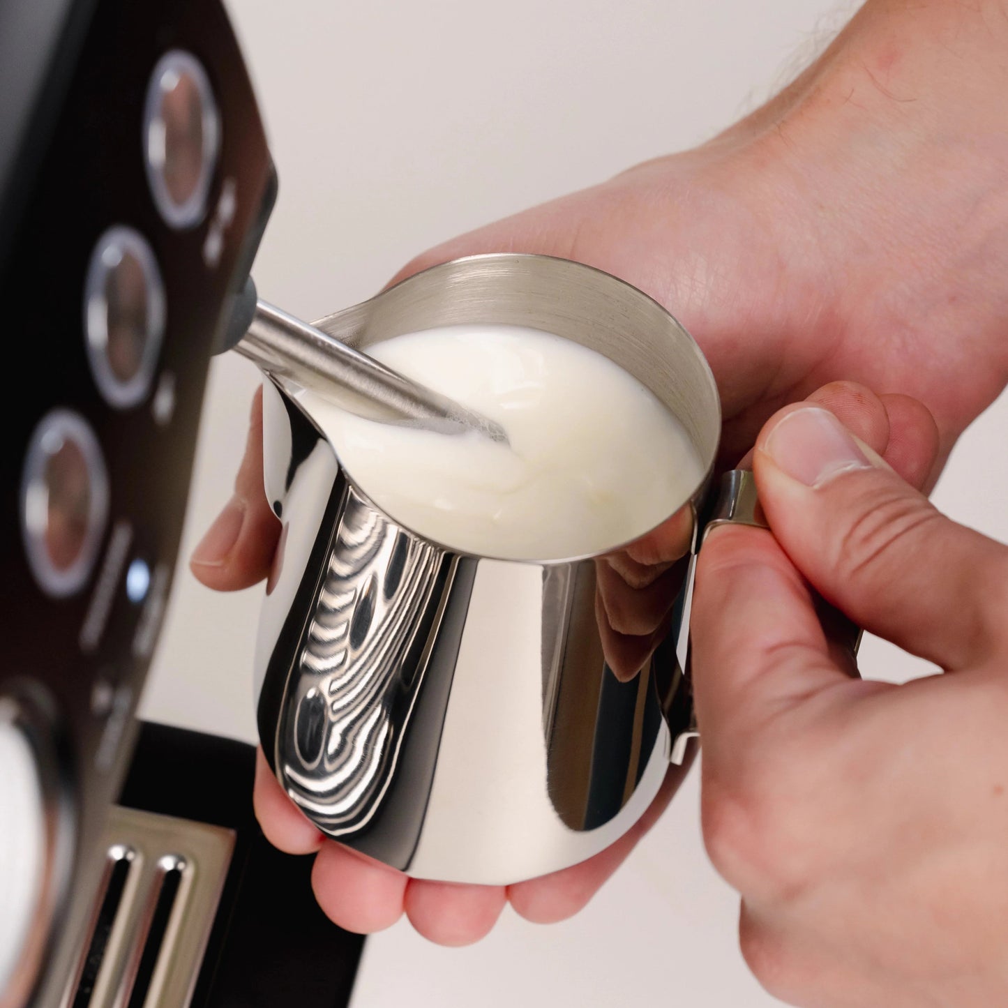 https://cdn.shopify.com/s/files/1/0920/8548/5951/files/Melkkannetje-latte-art-Essentials-350ml-rvs_02.webp?v=1760094446