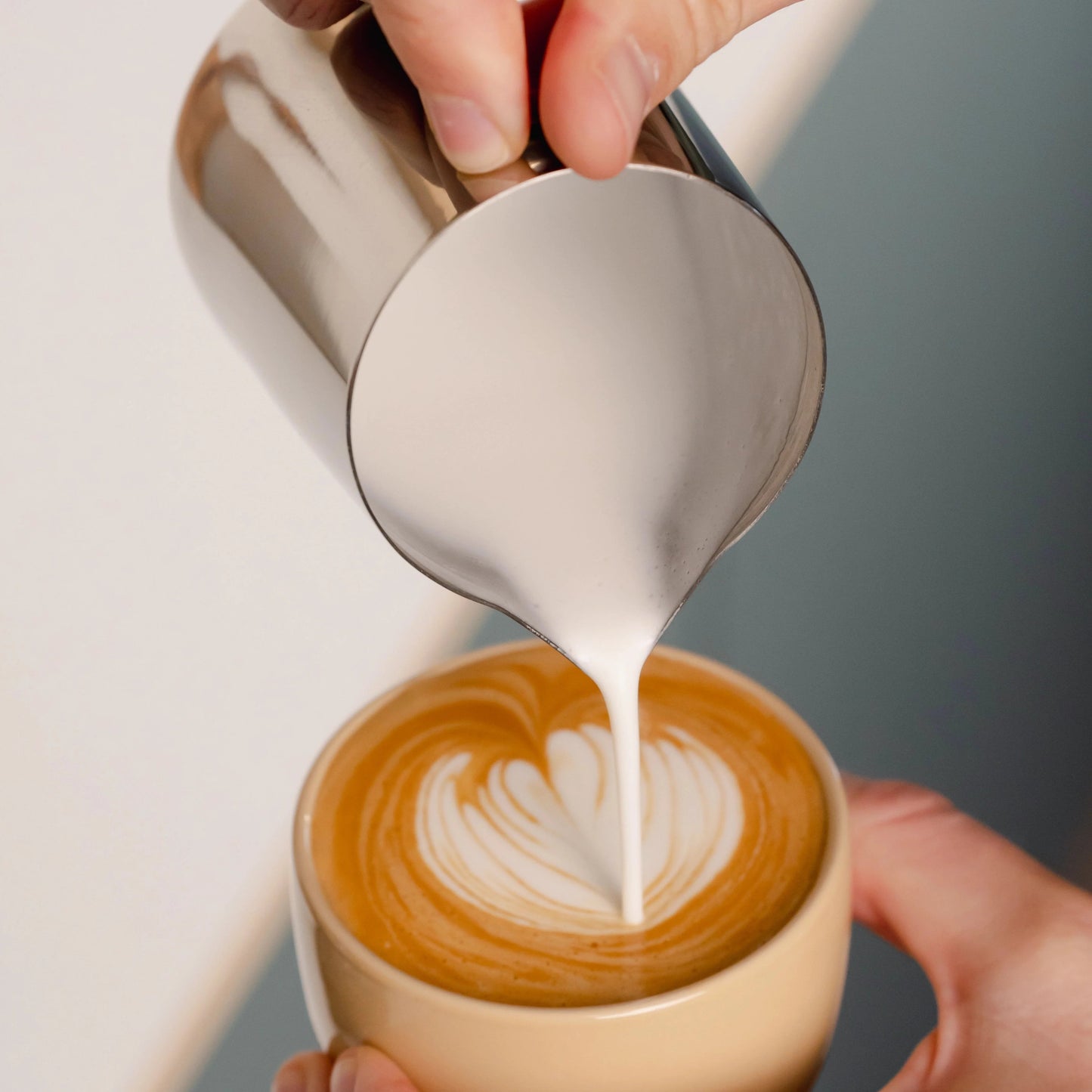 https://cdn.shopify.com/s/files/1/0920/8548/5951/files/Melkkannetje-latte-art-Essentials-350ml-rvs_03.webp?v=1760094303