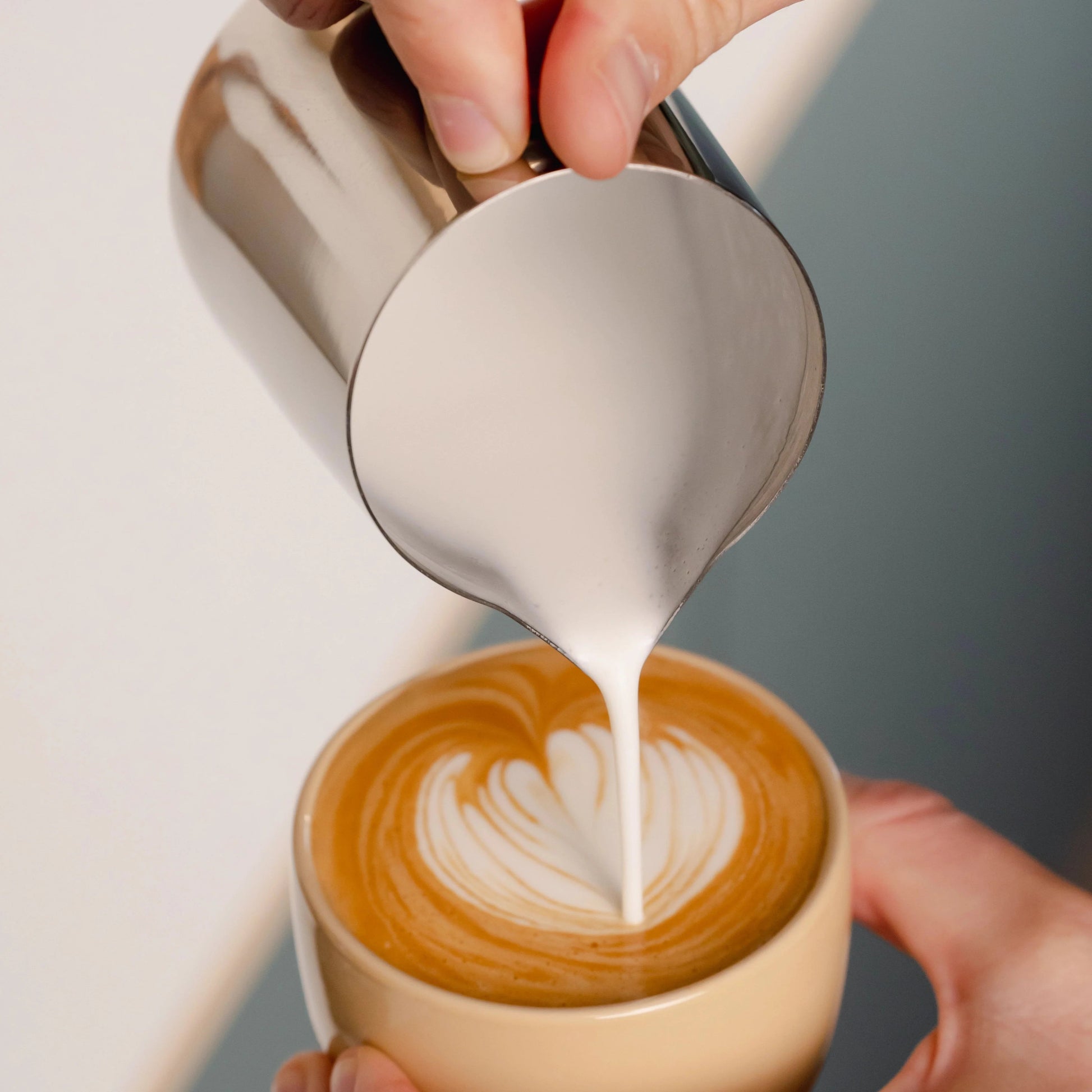https://cdn.shopify.com/s/files/1/0920/8548/5951/files/Melkkannetje-latte-art-Essentials-350ml-rvs_03.webp?v=1760094303