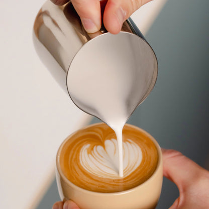 https://cdn.shopify.com/s/files/1/0920/8548/5951/files/Melkkannetje-latte-art-Essentials-350ml-rvs_03.webp?v=1760094303