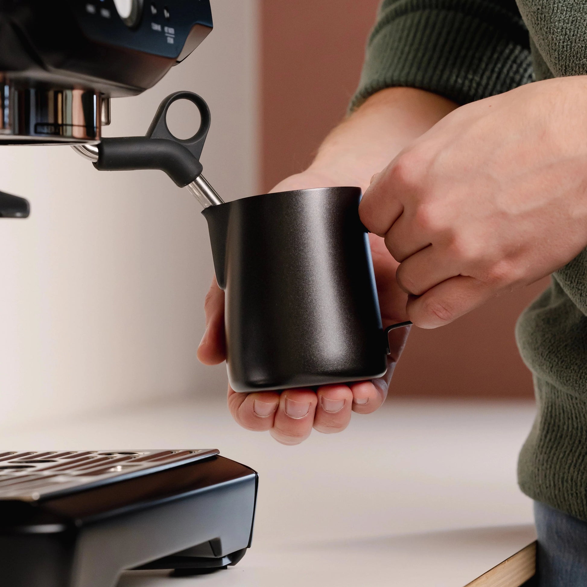 https://cdn.shopify.com/s/files/1/0920/8548/5951/files/Melkkannetje-latte-art-Essentials-350ml-zwart_01.webp?v=1760094534