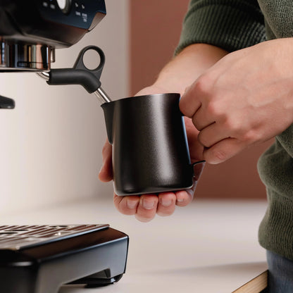 https://cdn.shopify.com/s/files/1/0920/8548/5951/files/Melkkannetje-latte-art-Essentials-350ml-zwart_01.webp?v=1760094534