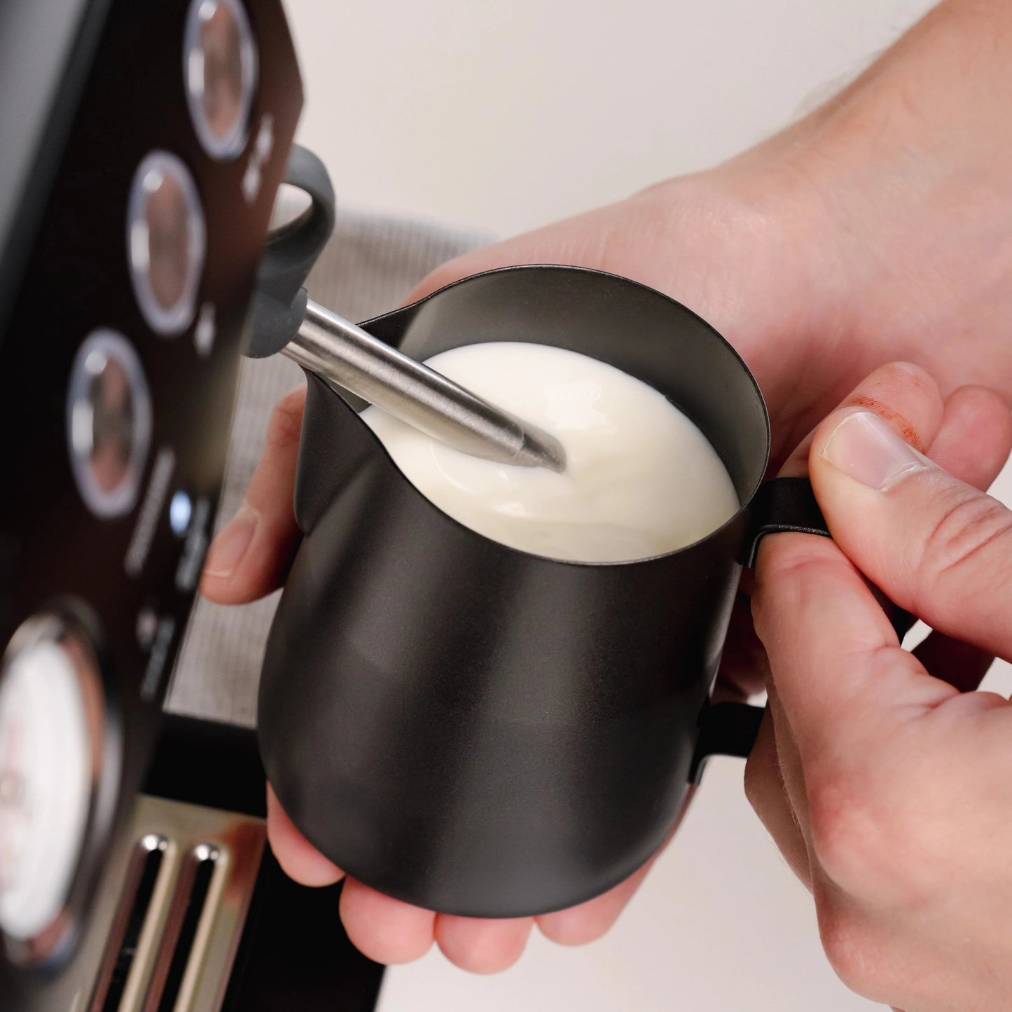https://cdn.shopify.com/s/files/1/0920/8548/5951/files/Melkkannetje-latte-art-Essentials-350ml-zwart_02.webp?v=1760094400