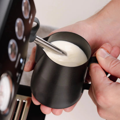 https://cdn.shopify.com/s/files/1/0920/8548/5951/files/Melkkannetje-latte-art-Essentials-350ml-zwart_02.webp?v=1760094400