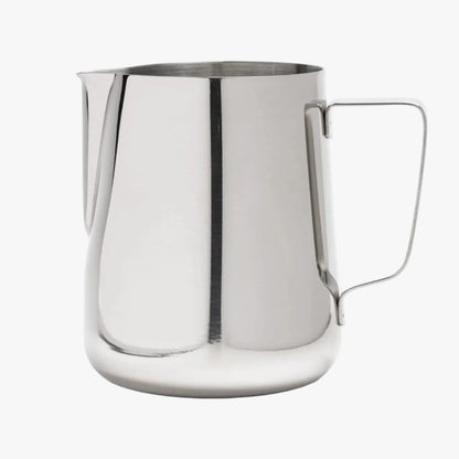 https://cdn.shopify.com/s/files/1/0920/8548/5951/files/Melkkannetje-latte-art-Essentials-600ml-rvs-scaled.webp?v=1760093801