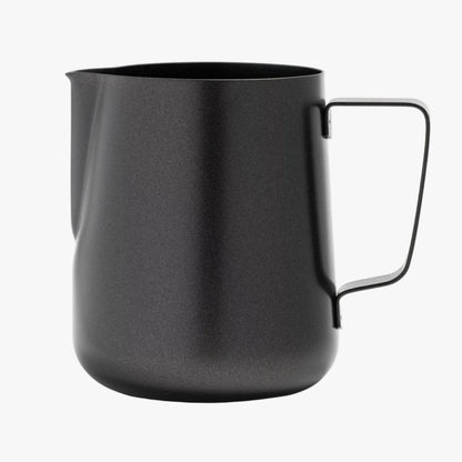 https://cdn.shopify.com/s/files/1/0920/8548/5951/files/Melkkannetje-latte-art-Essentials-600ml-zwart-scaled.webp?v=1760093767