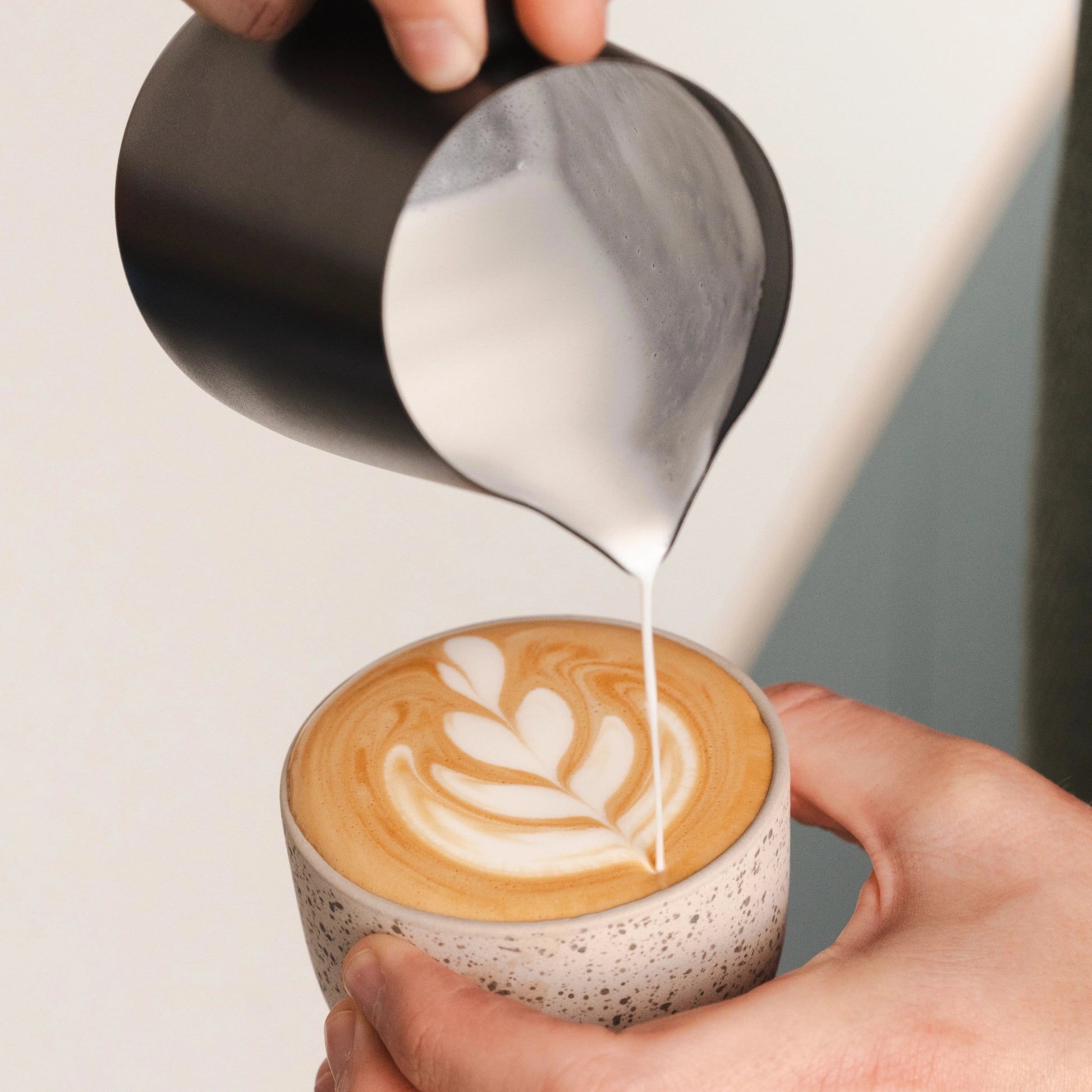 https://cdn.shopify.com/s/files/1/0920/8548/5951/files/Melkkannetje-latte-art-Essentials-600ml-zwart_03.webp?v=1760094277