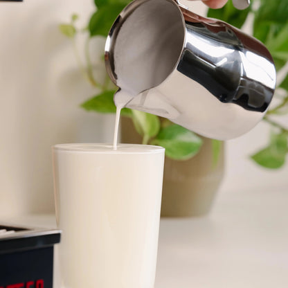 https://cdn.shopify.com/s/files/1/0920/8548/5951/files/Melkkannetje-latte-art-Italian-750ml-rvs_03.webp?v=1760094976