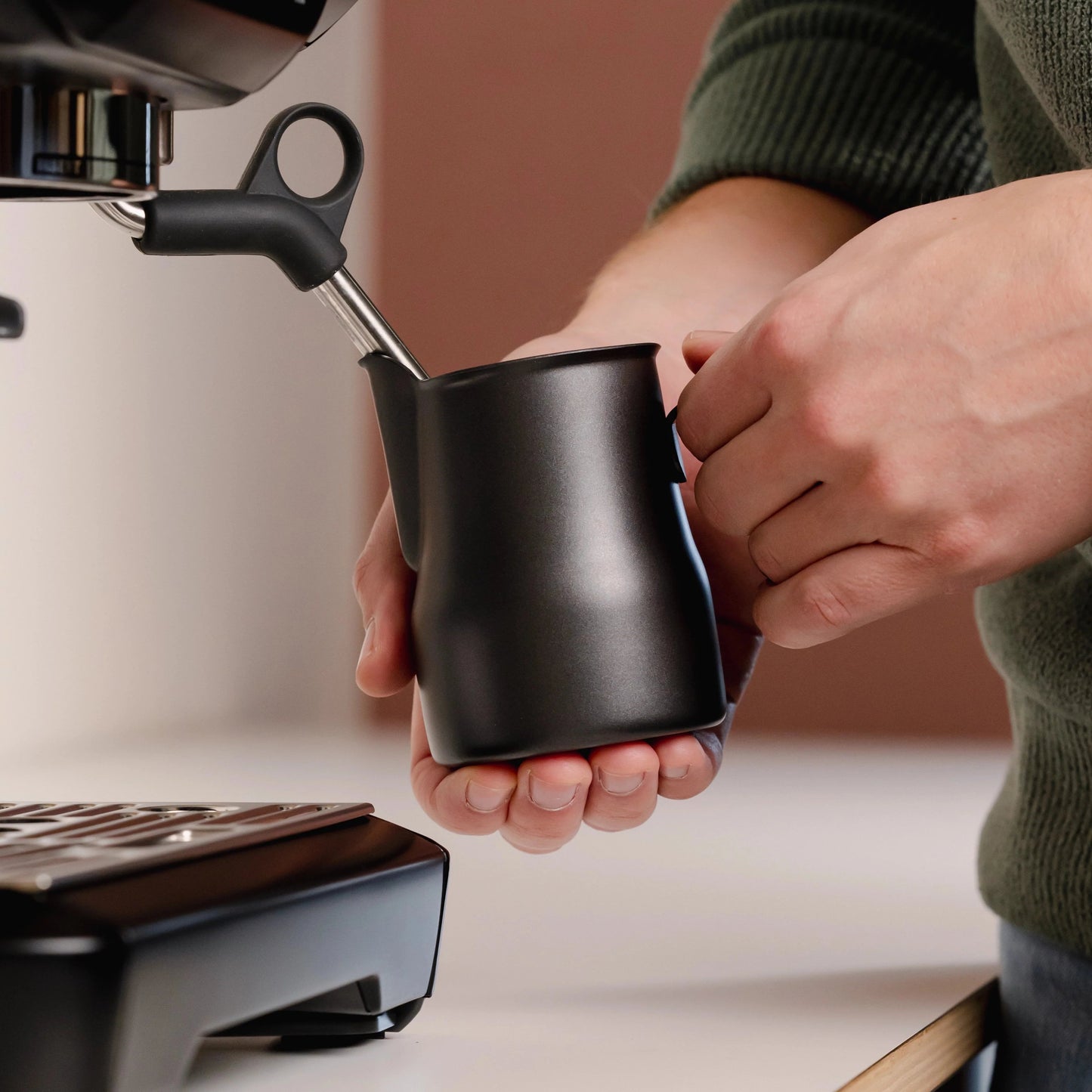 https://cdn.shopify.com/s/files/1/0920/8548/5951/files/Milk-pitcher-latte-art-Italian-350ml-black_01.webp?v=1760095098