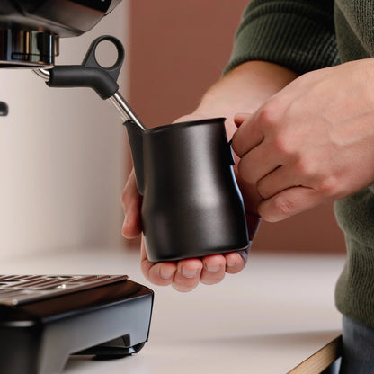 https://cdn.shopify.com/s/files/1/0920/8548/5951/files/Milk-pitcher-latte-art-Italian-350ml-black_01.webp?v=1760095098