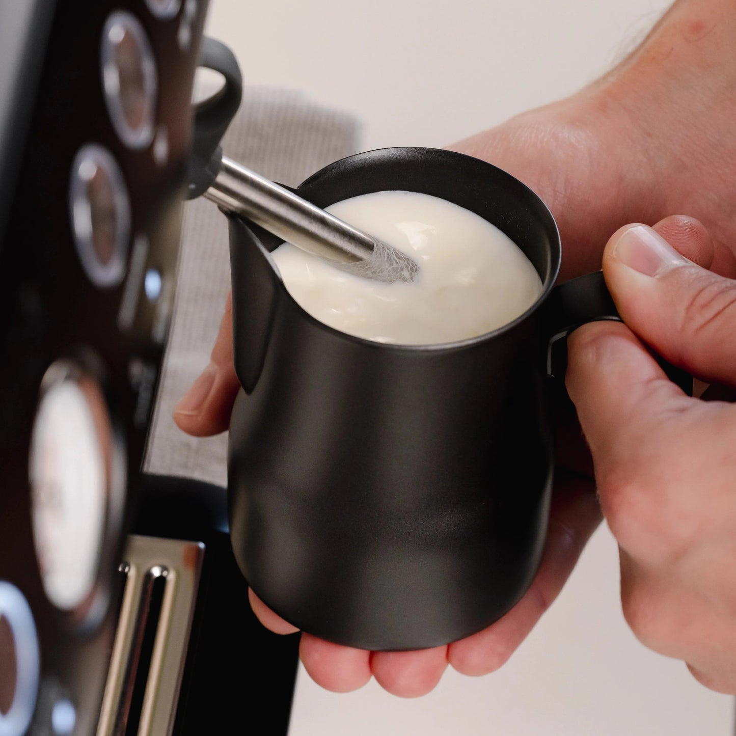 https://cdn.shopify.com/s/files/1/0920/8548/5951/files/Milk-pitcher-latte-art-Italian-350ml-black_02.webp?v=1760094994