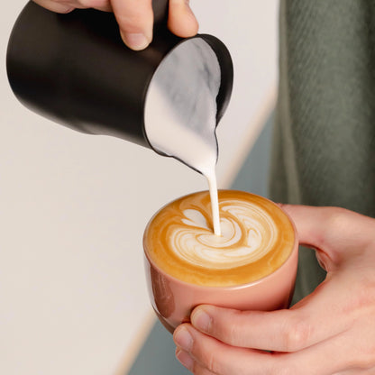 https://cdn.shopify.com/s/files/1/0920/8548/5951/files/Milk-pitcher-latte-art-Italian-350ml-black_03.webp?v=1760094892