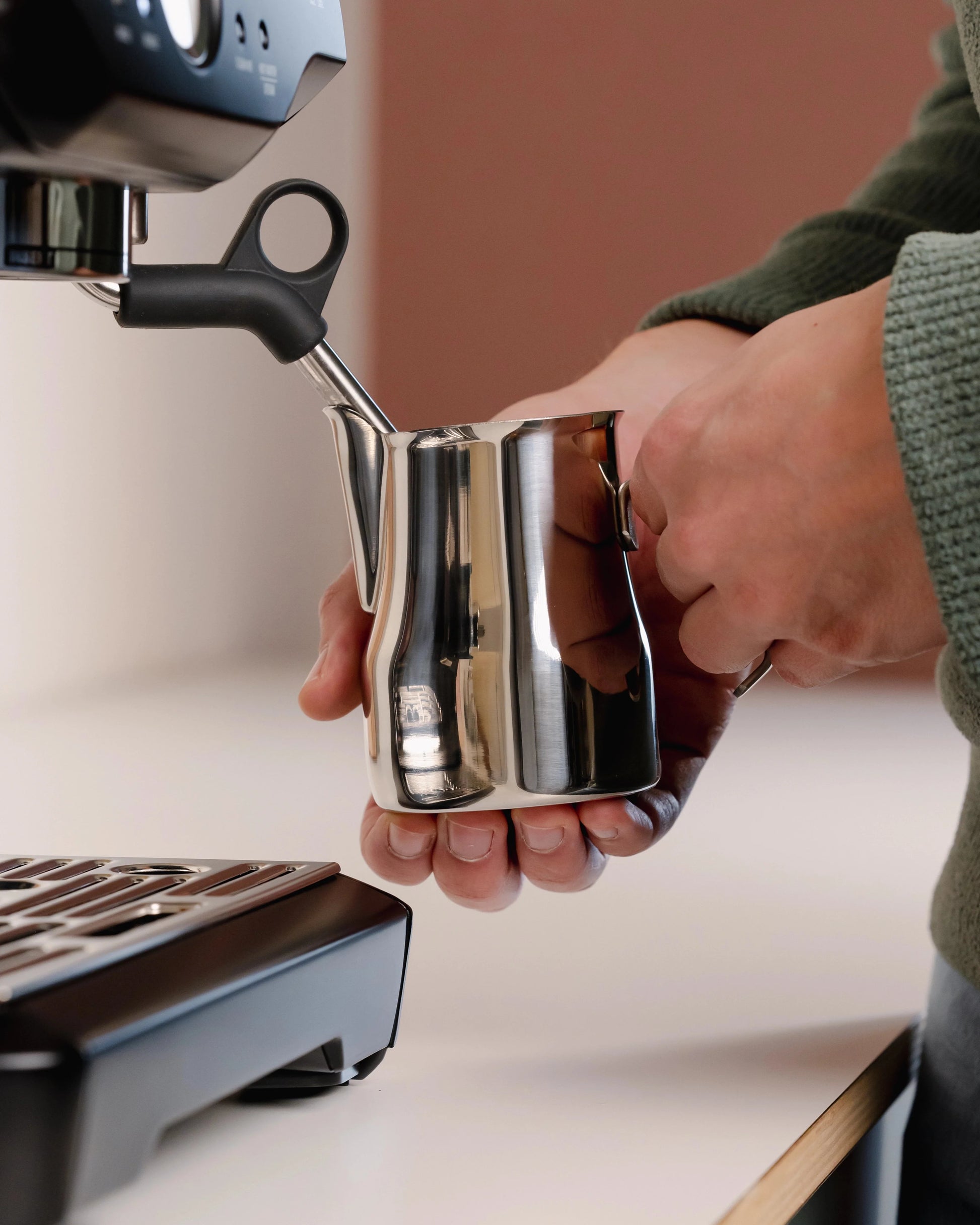https://cdn.shopify.com/s/files/1/0920/8548/5951/files/Milk-pitcher-latte-art-Italian-350ml-stainless-steel_01.webp?v=1760095137