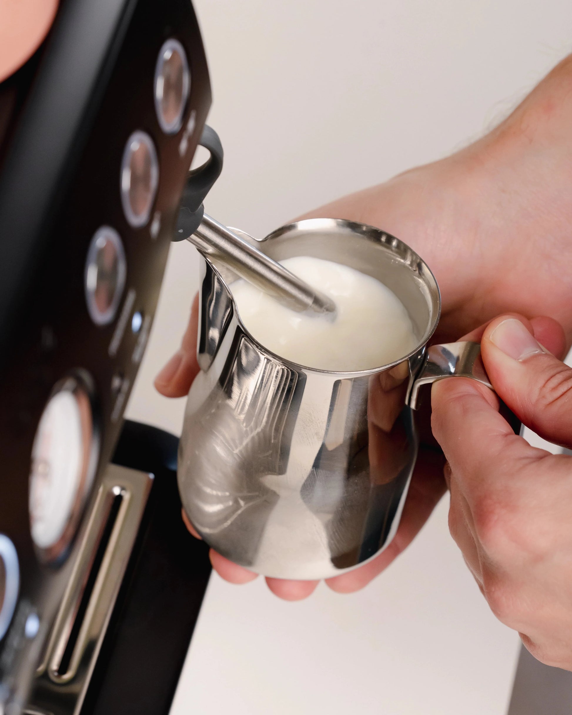 https://cdn.shopify.com/s/files/1/0920/8548/5951/files/Milk-pitcher-latte-art-Italian-350ml-stainless-steel_02.webp?v=1760095034