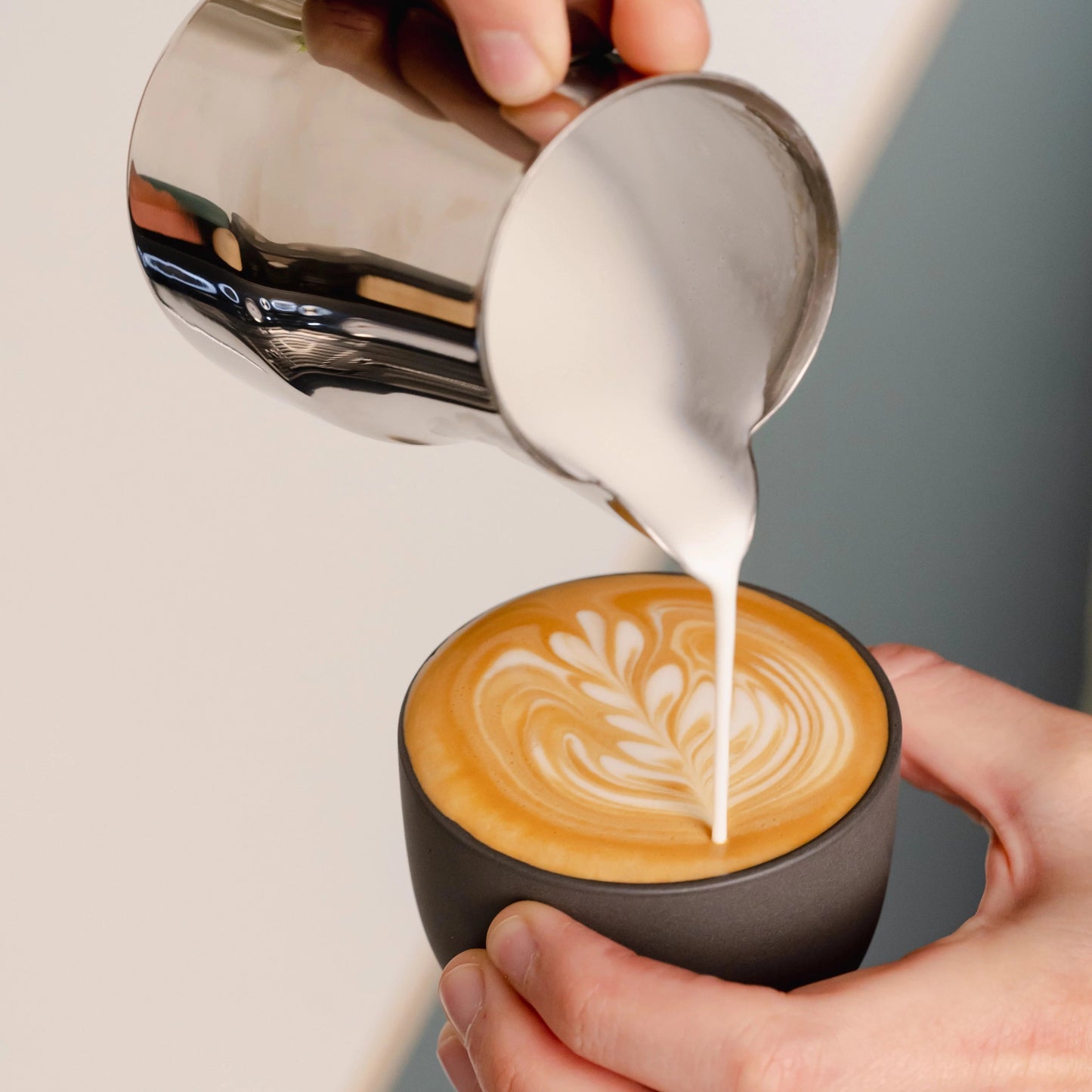 https://cdn.shopify.com/s/files/1/0920/8548/5951/files/Milk-pitcher-latte-art-Italian-350ml-stainless-steel_03.webp?v=1760094934