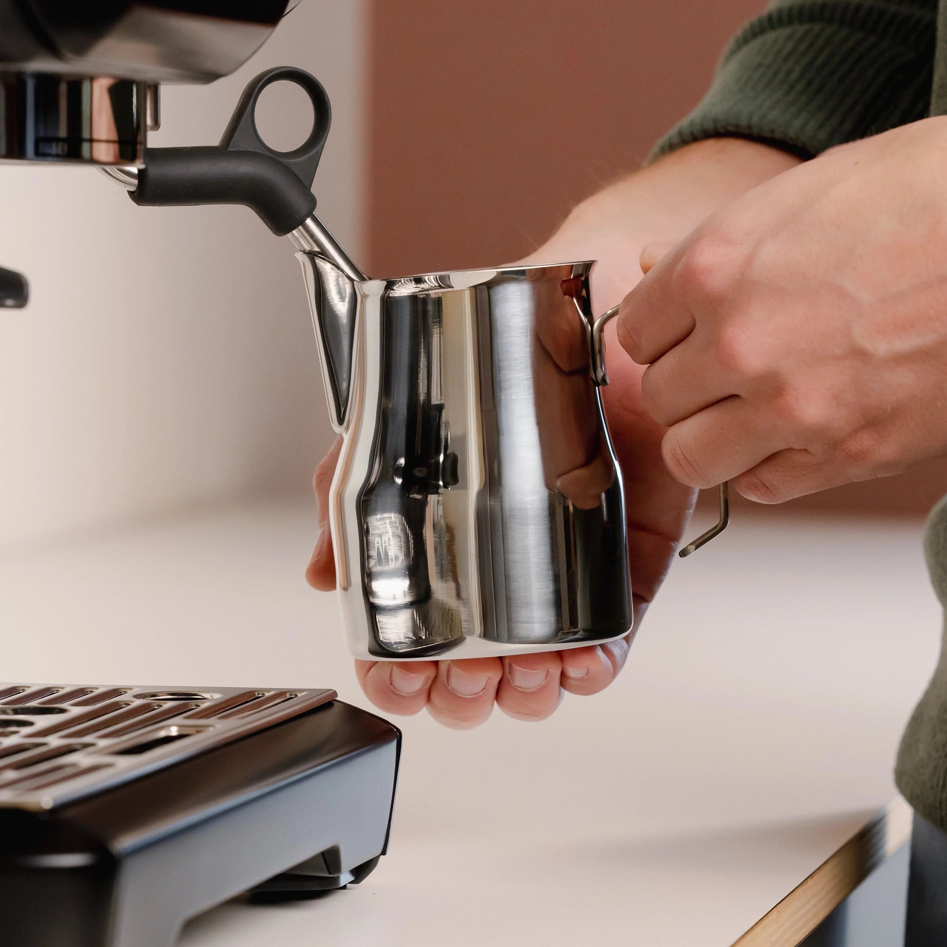https://cdn.shopify.com/s/files/1/0920/8548/5951/files/Milk-pitcher-latte-art-Italian-500ml-stainless-steel_01.webp?v=1760094949