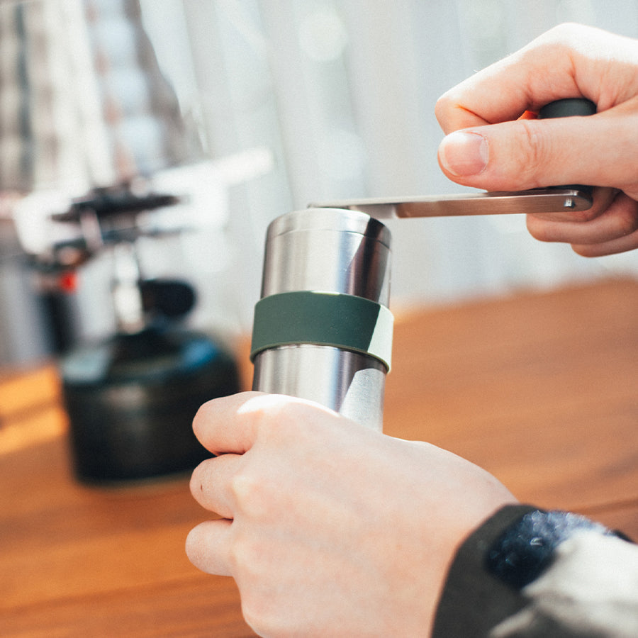 Hario V60 Outdoor Metalen Koffiemolen Koffie Kenner