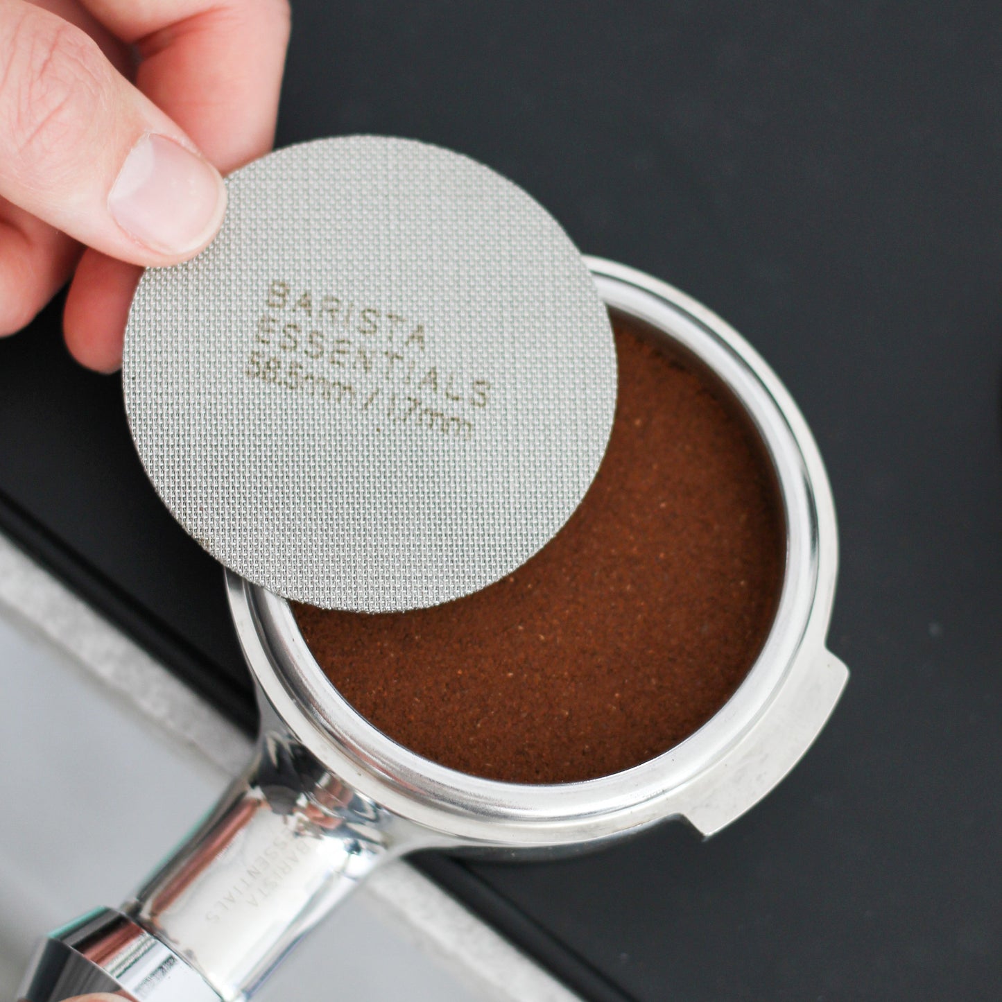 https://cdn.shopify.com/s/files/1/0920/8548/5951/files/Placing-puck-screen-on-portafilter.jpg?v=1760107322