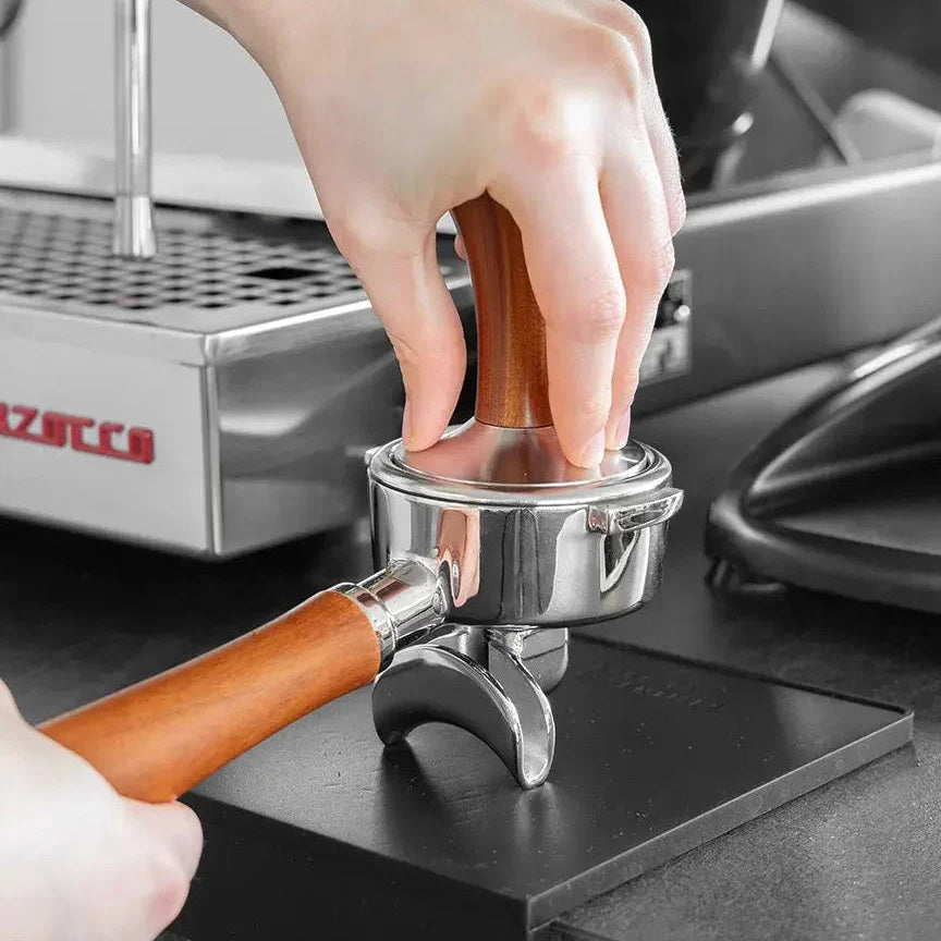 https://cdn.shopify.com/s/files/1/0920/8548/5951/files/Sfeerbeeld_tamper_wood_2.webp?v=1760100699