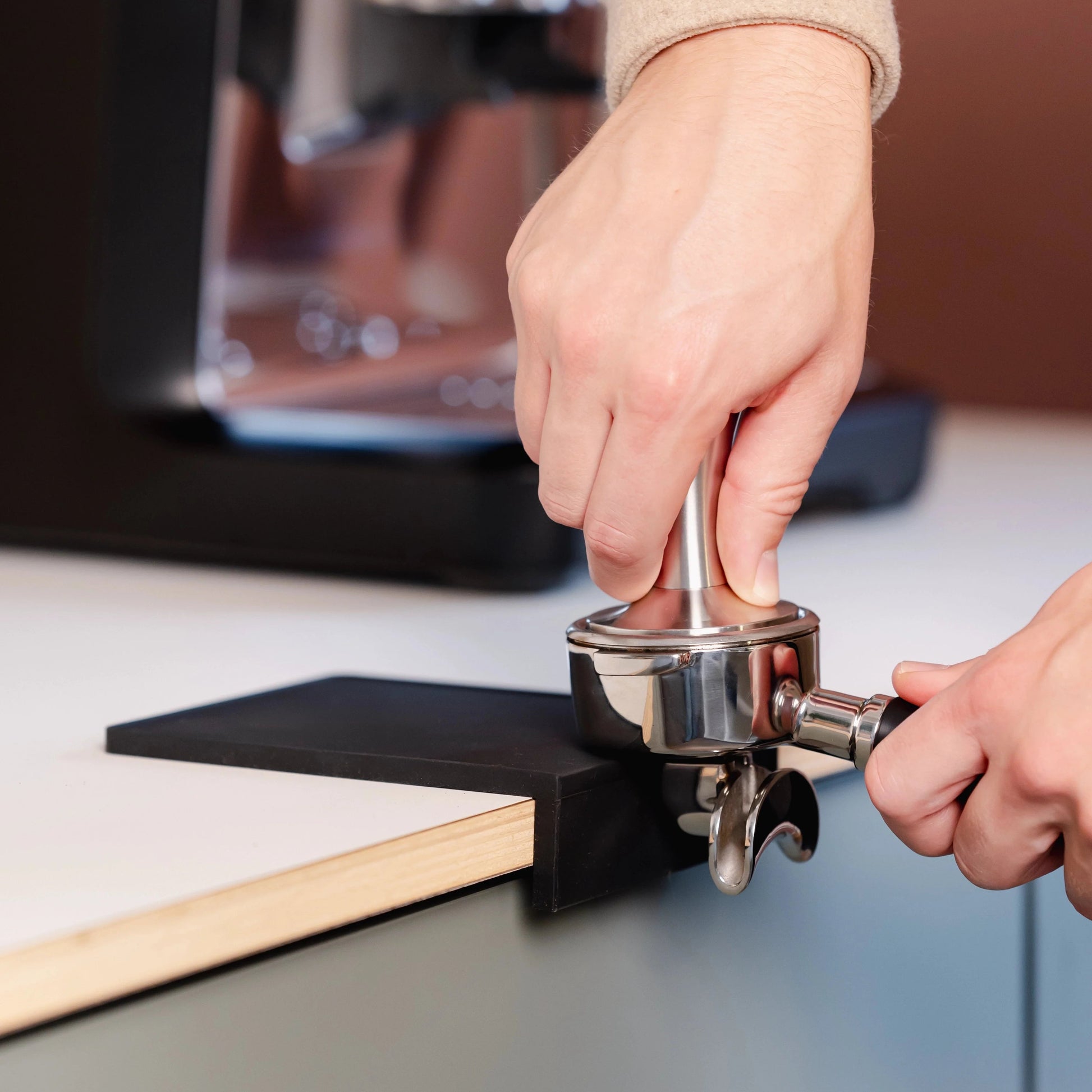 https://cdn.shopify.com/s/files/1/0920/8548/5951/files/Tamper_mat_koffie_hoek_klein_02.webp?v=1760101323