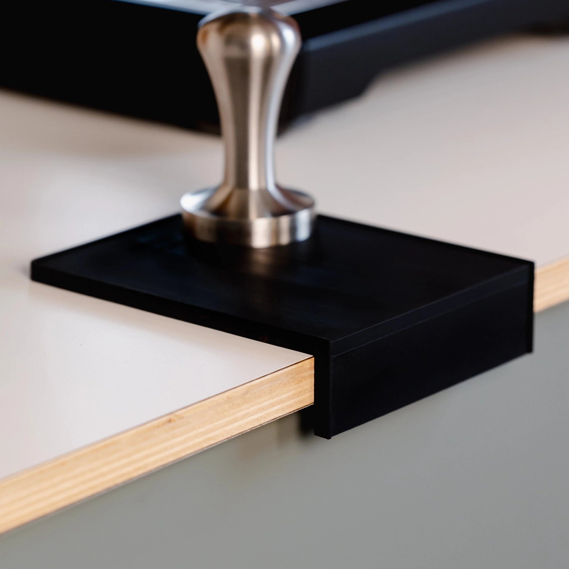 https://cdn.shopify.com/s/files/1/0920/8548/5951/files/Tamper_mat_koffie_hoek_klein_03.webp?v=1760101323