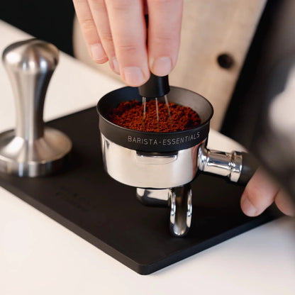 https://cdn.shopify.com/s/files/1/0920/8548/5951/files/Tamper_mat_koffie_plat_01-scaled.webp?v=1760101455