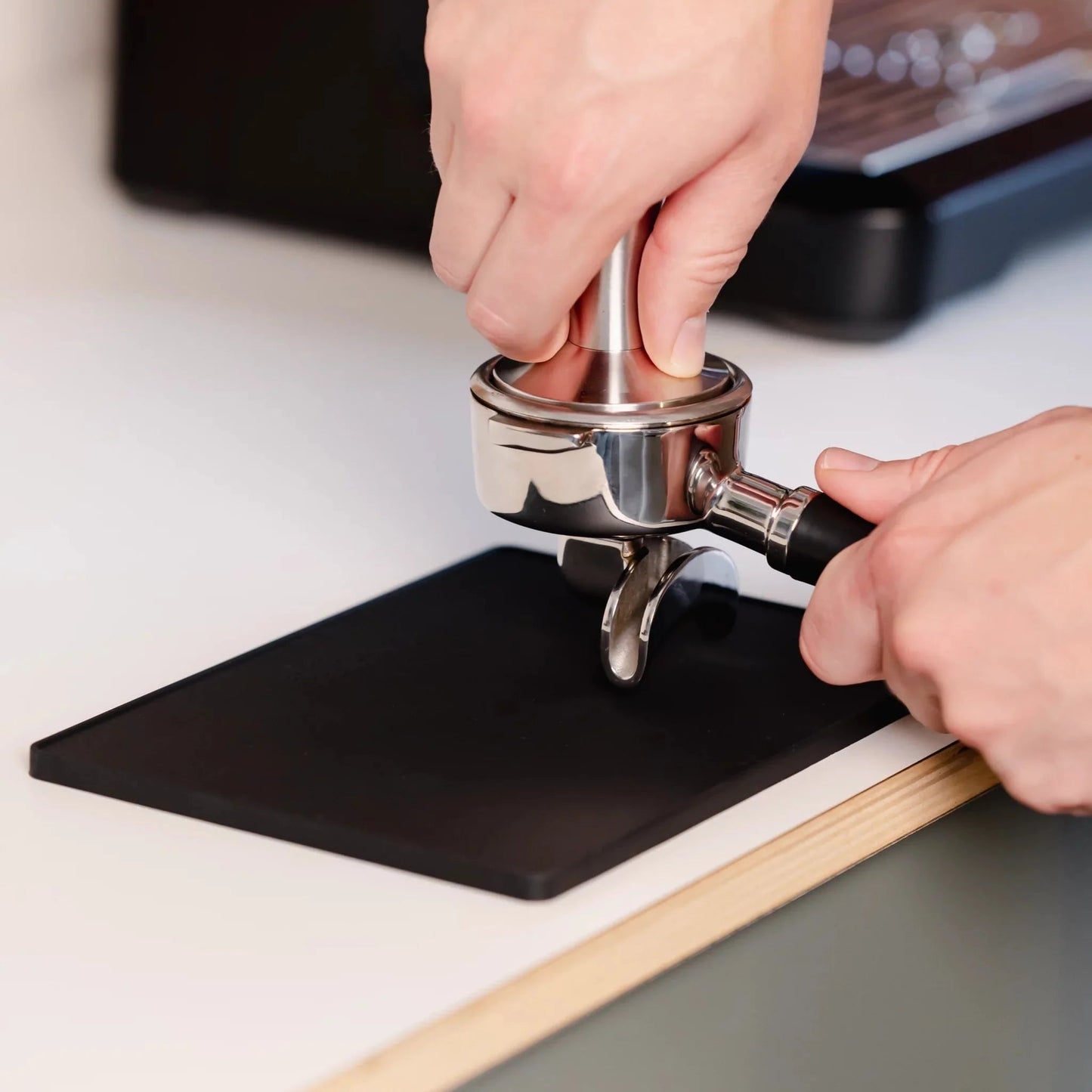 https://cdn.shopify.com/s/files/1/0920/8548/5951/files/Tamper_mat_koffie_plat_02-scaled.webp?v=1760101470