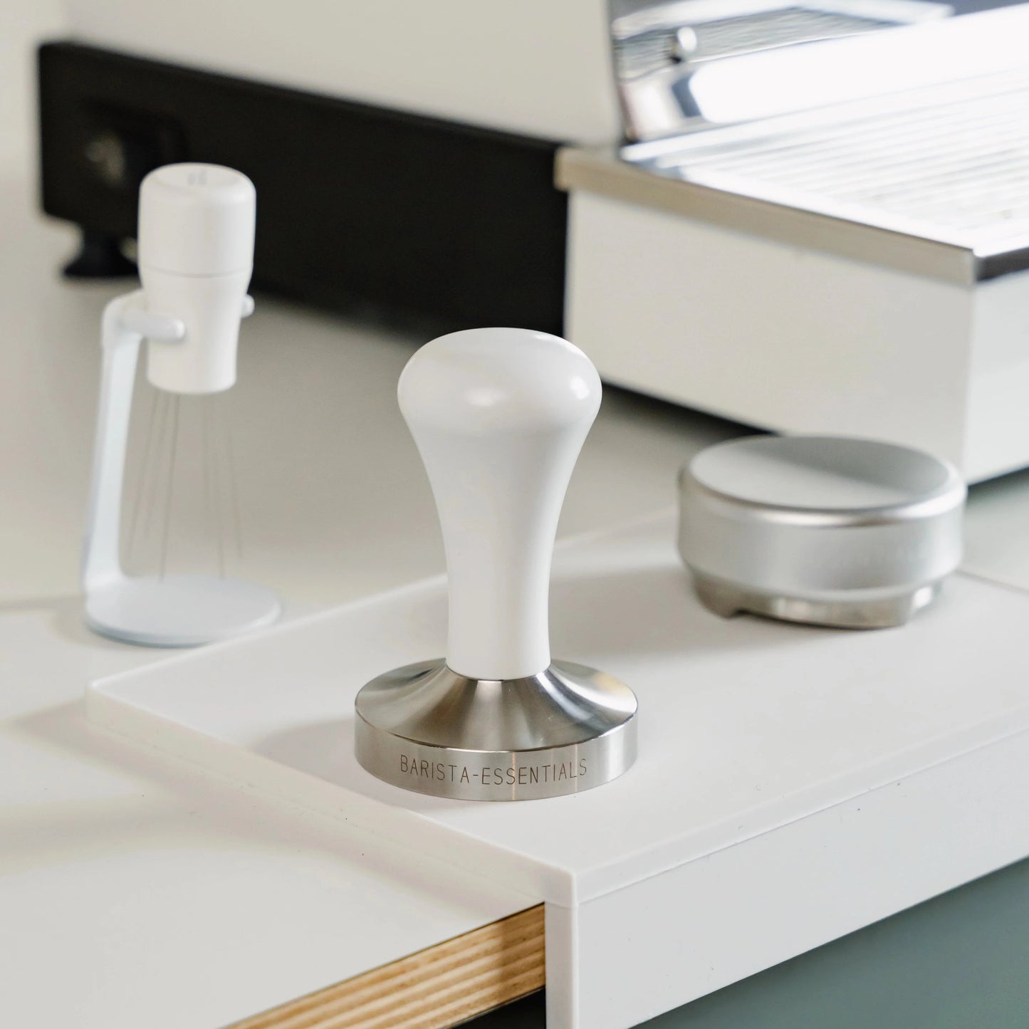 https://cdn.shopify.com/s/files/1/0920/8548/5951/files/Tamper_white_585mm_01.webp?v=1759829590