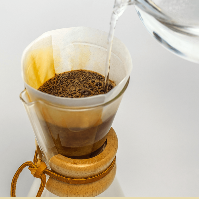 https://s3.eu-central-1.amazonaws.com/media.koffiebranderijdekoepoort.nl/media/1625/chemex-fp-2-in-use_1.png