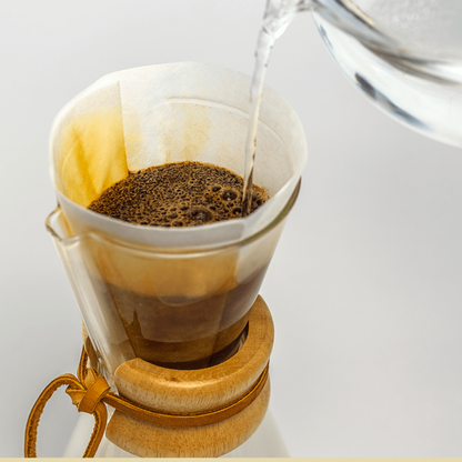https://s3.eu-central-1.amazonaws.com/media.koffiebranderijdekoepoort.nl/media/1625/chemex-fp-2-in-use_1.png