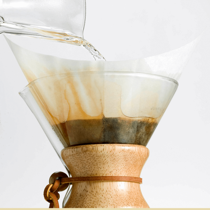 https://s3.eu-central-1.amazonaws.com/media.koffiebranderijdekoepoort.nl/media/1631/chemex-fs-100-in-use_1.png