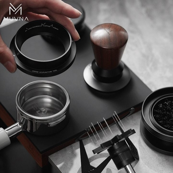 MUVNA - WDT 'Mantis' naaldverdeler met basis - 58 mm Koffie Kenner