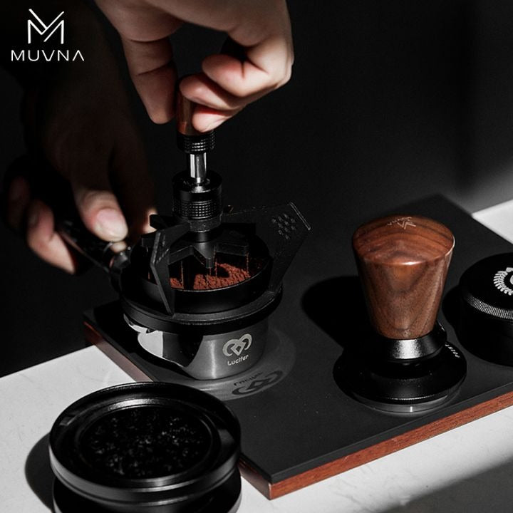 MUVNA - WDT 'Mantis' naaldverdeler met basis - 58 mm Koffie Kenner