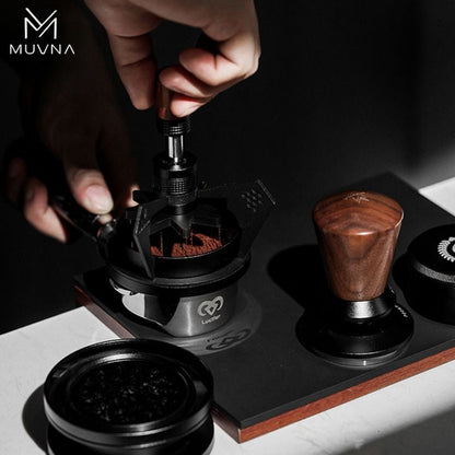 MUVNA - WDT 'Mantis' naaldverdeler met basis - 58 mm Koffie Kenner