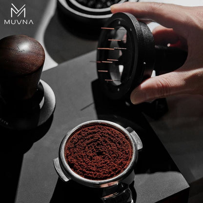 MUVNA - WDT 'Mantis' naaldverdeler met basis - 58 mm Koffie Kenner